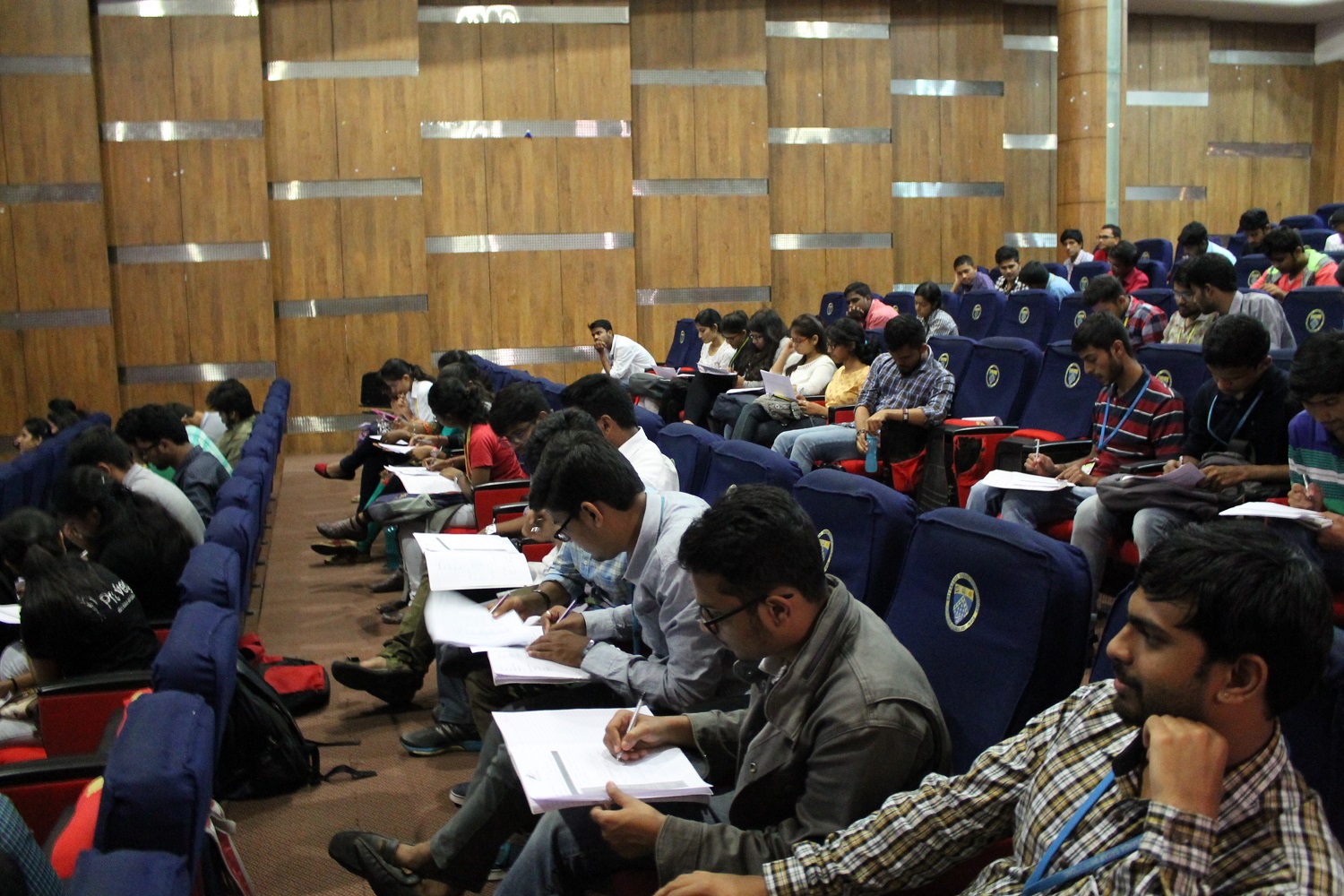 Full lecture hall of students during an entrepreneurship training session at DSCE